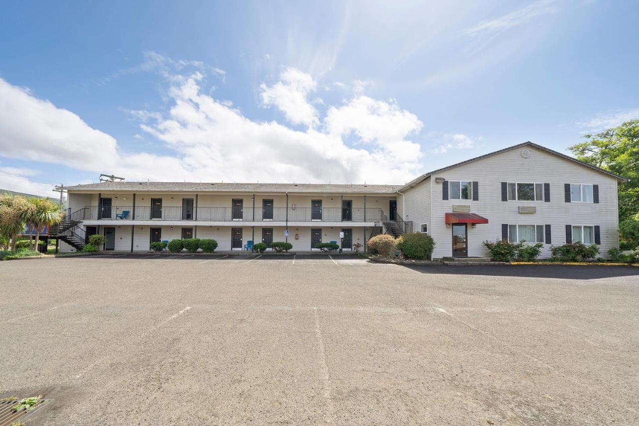 Garibaldi Inn At The Bay Exterior photo